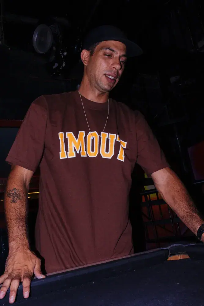 College Crew Brown — vestida no ensaio College