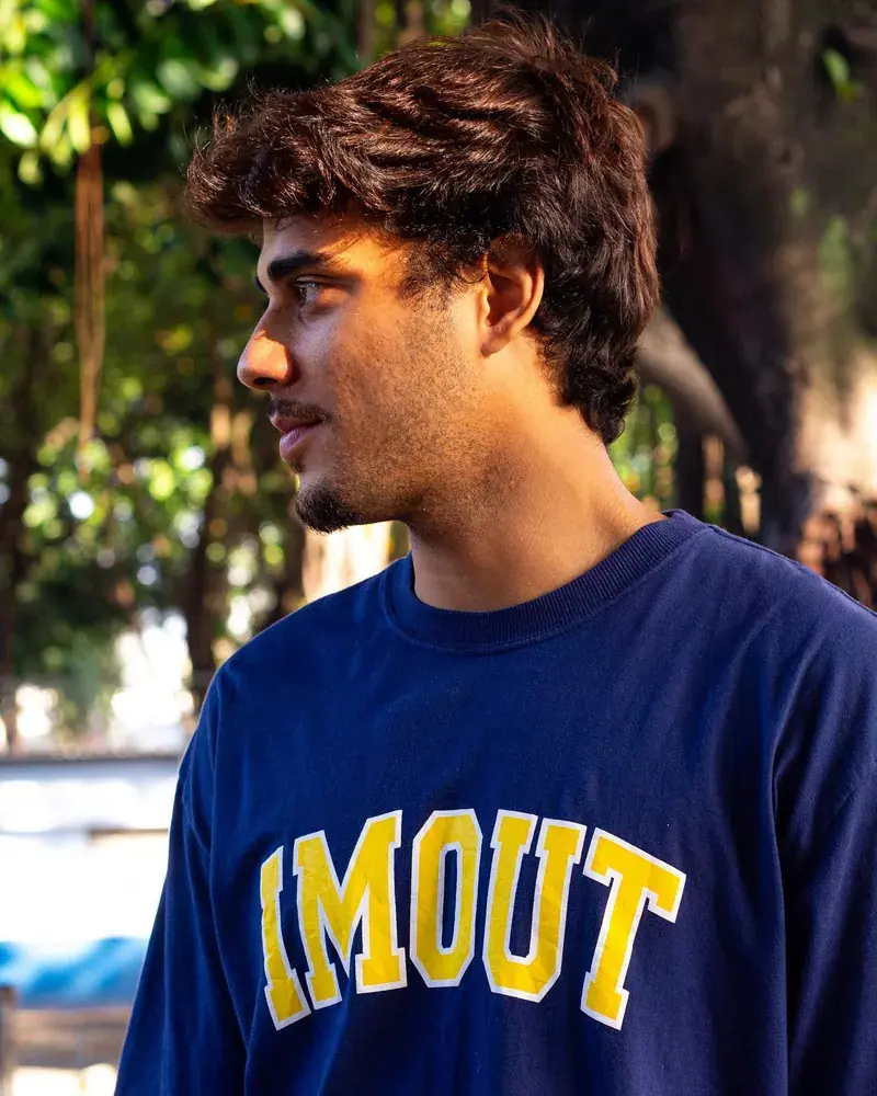 College Crew Navy Blue — vestida no ensaio College
