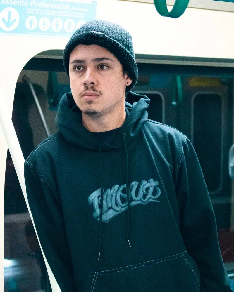 Moletom Contraste Black — vestido no ensaio Linha Azul